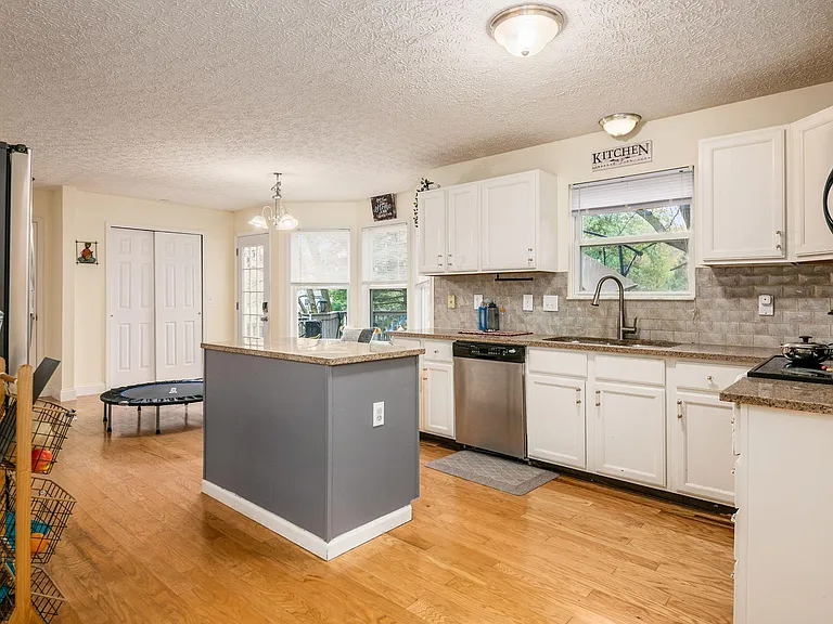 8911 Garrett St — Photo 14