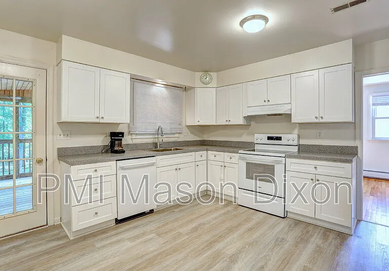 9710 Gwynn Park Dr — Photo 11