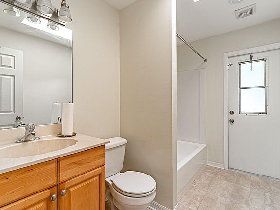 3rd image of 607 SW Lucero Dr #1