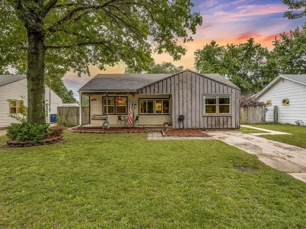 431 E 10th Ave, Belle Plaine, KS 67013