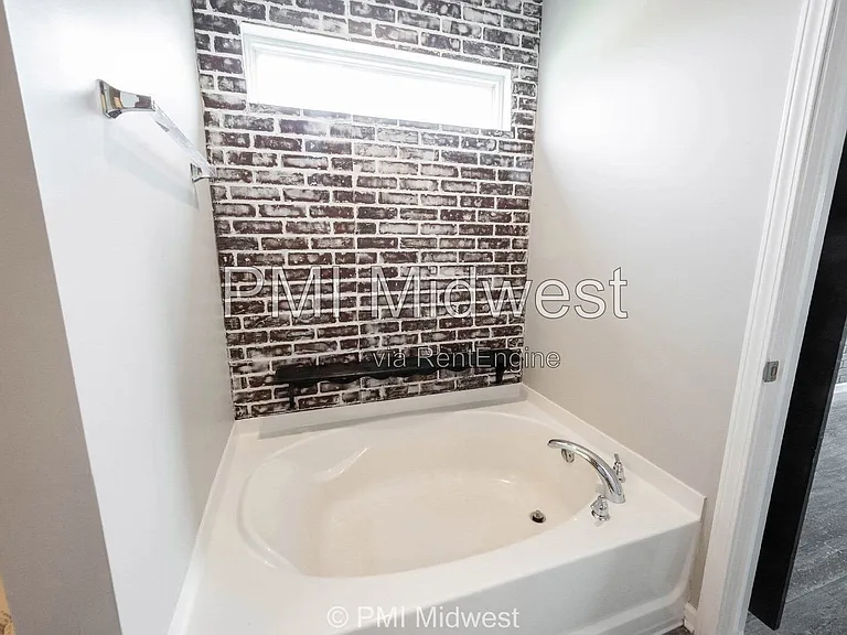2526 Copper Hill Dr — Photo 36