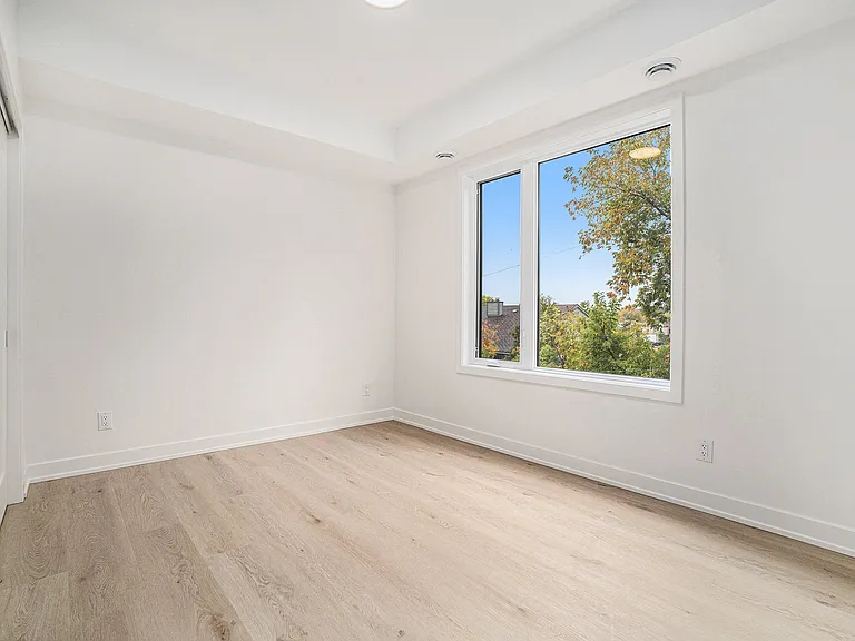 655 Donat St — Photo 25