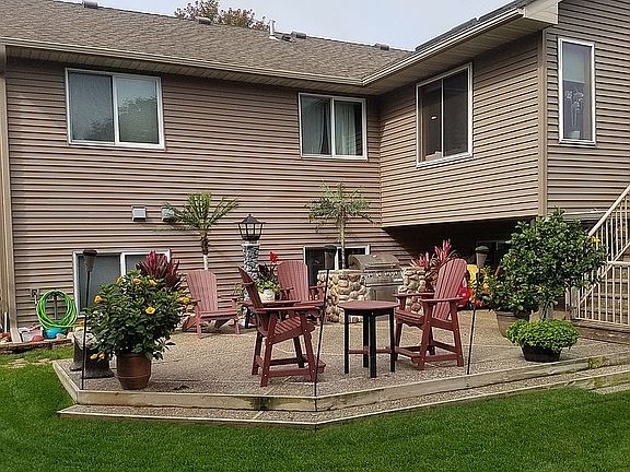 3rd image of 2565 S Park Pl