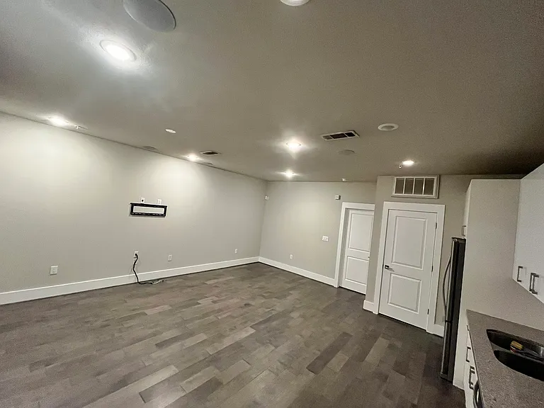 2401 Crawford St #B — Photo 9