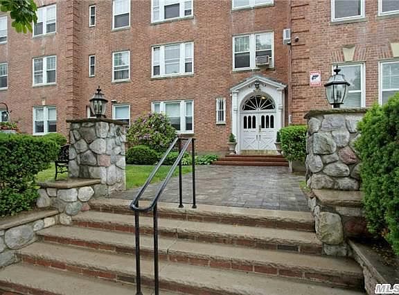 2nd image of 6 Mulford Pl