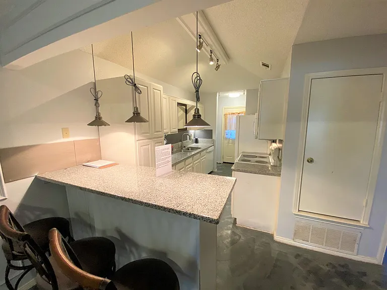 221 Hood St — Photo 8