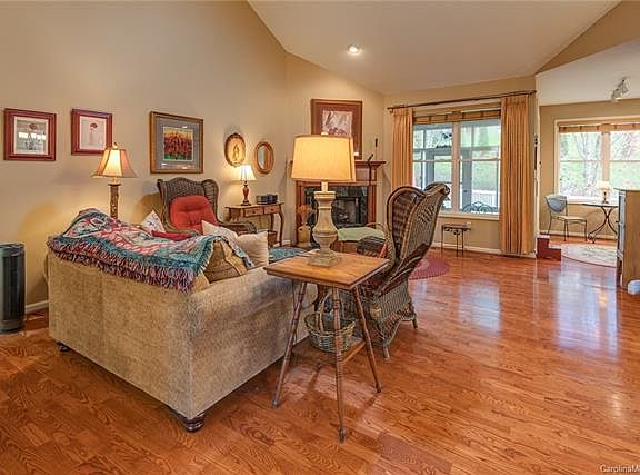 4th image of 39 Whistlewood Ln
