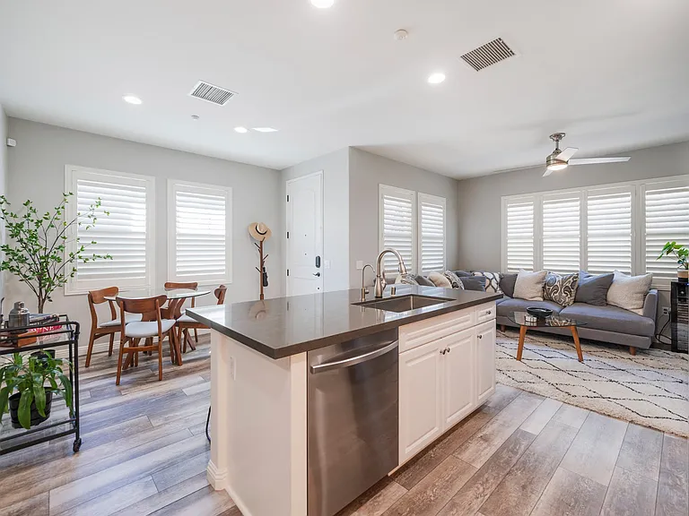585 S Kroeger St — Photo 11