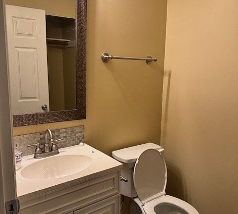 1/2 BATH AND LAUNDRY ROOM
