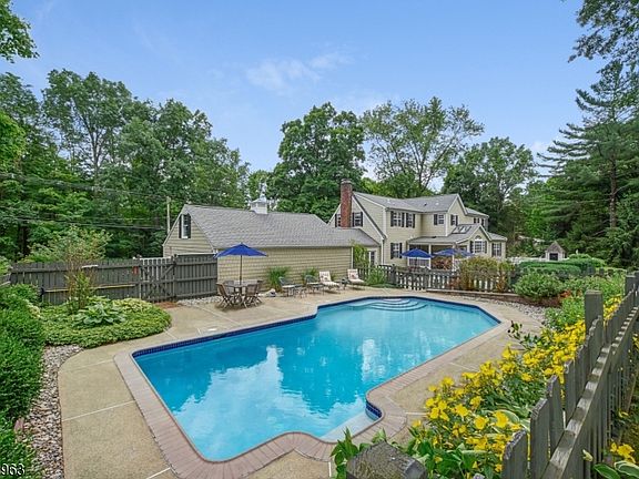 2nd image of 42 Washington Valley Rd