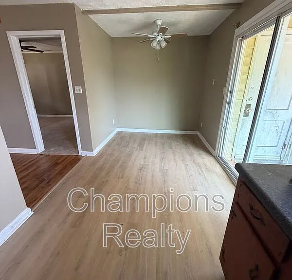 1502 Baker St — Photo 5
