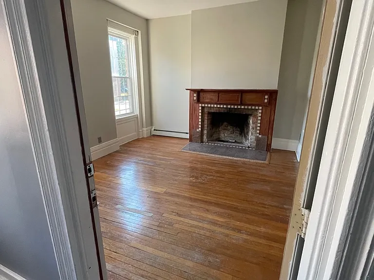 Living Room
Decorative, NON-Working Fireplace