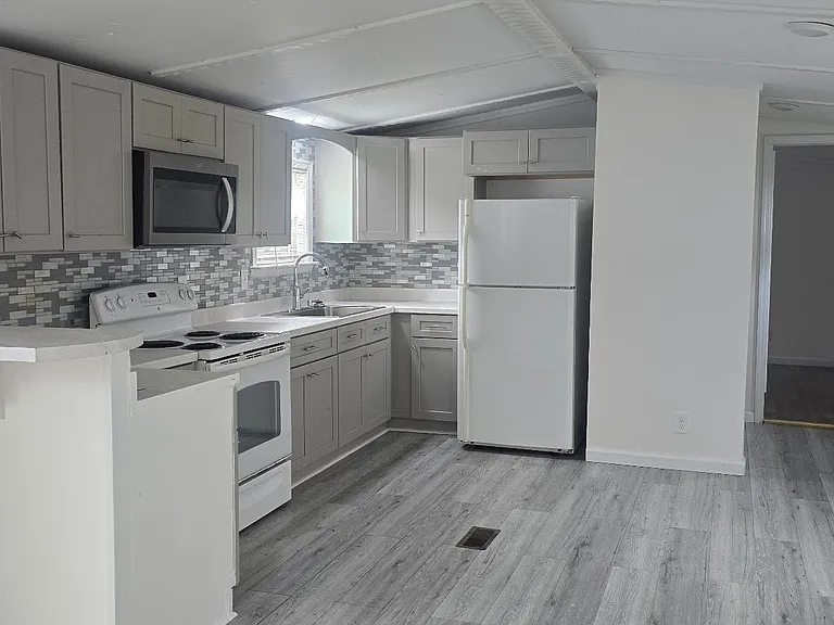 101 Hudson Ln #10 — Photo 1