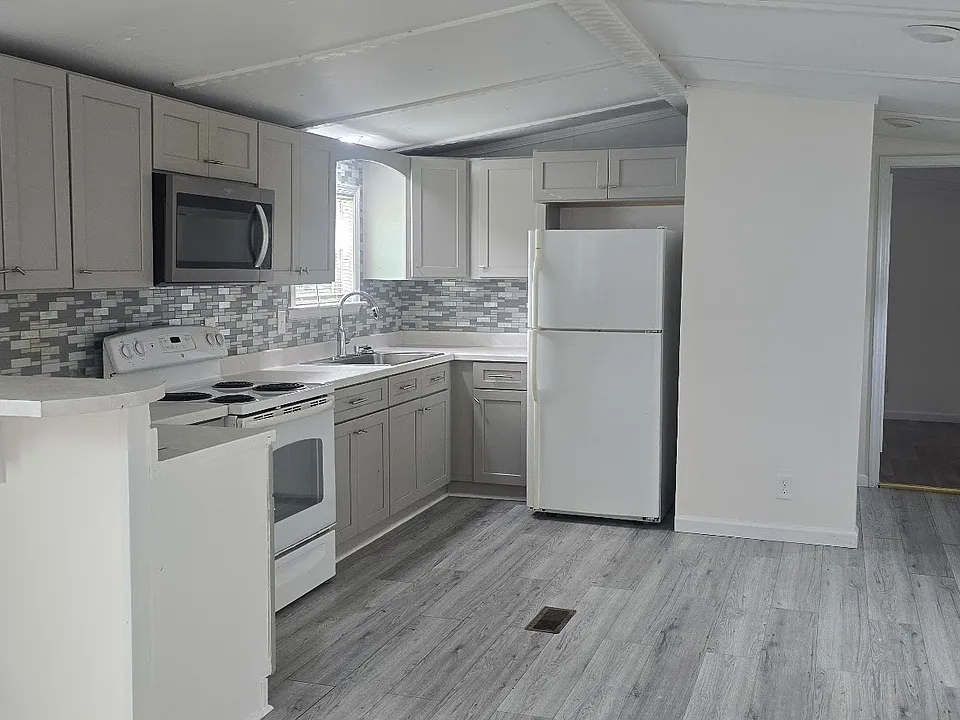 101 Hudson Ln #10