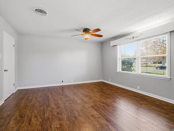 4th image of 710 Broadmoor Ave