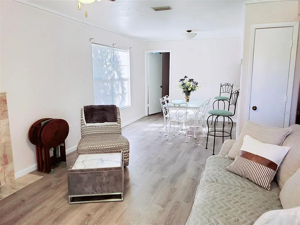 2 bed, 2.0 bath, 912 sqft, $3,700 — Photo 4
