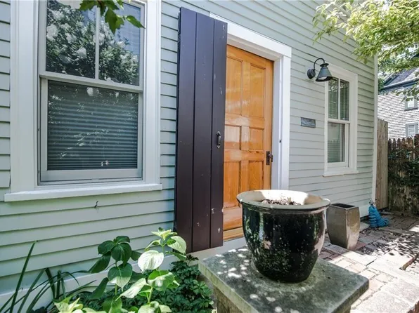 22 1/2 3rd St, Newport, RI 02840