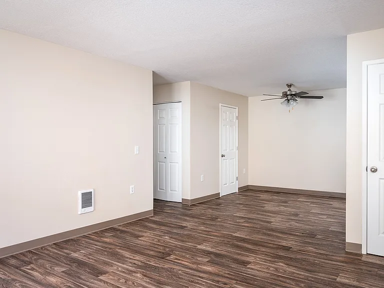 Suzann Plaza Apartments — Photo 22