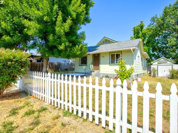 562 SE Gregory Dr, Winston, OR 97496
