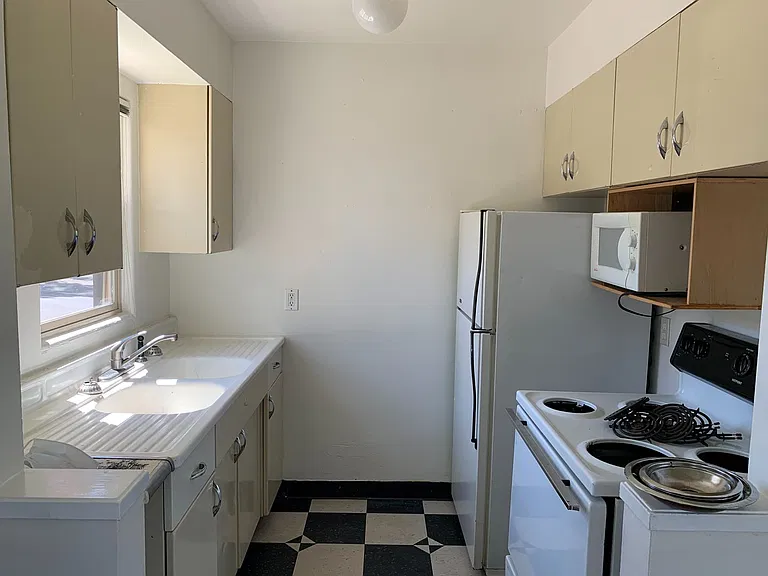 5104 Franklin Court Apartments — Photo 8