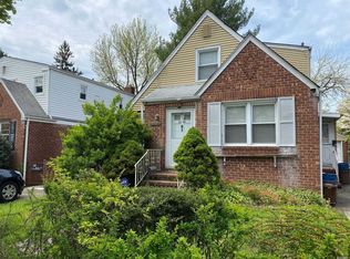 32-24 208th St, Bayside, NY 11361