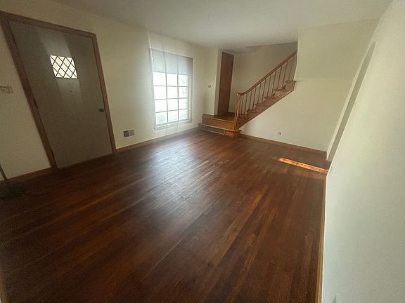 3rd image of 1004 Memorial Blvd