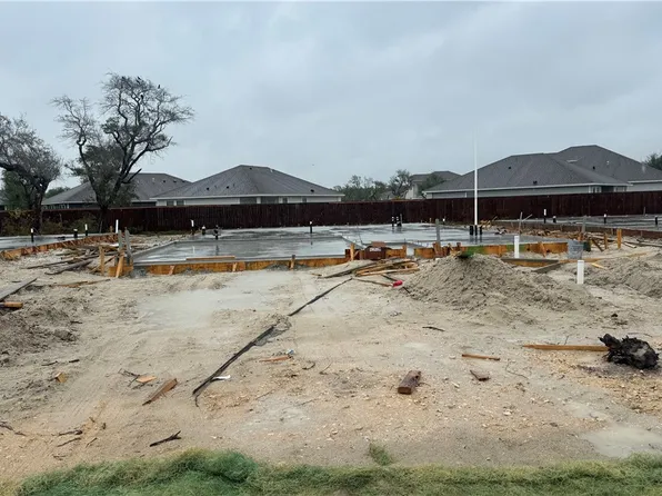 145 Grenada Dr, Rockport, TX 78382