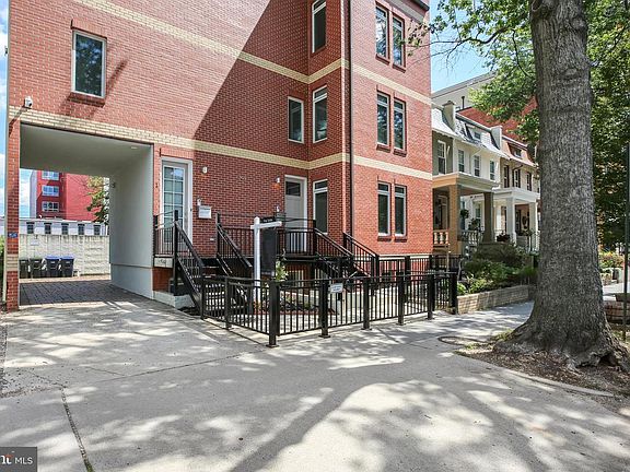 4th image of 915 3rd St NE