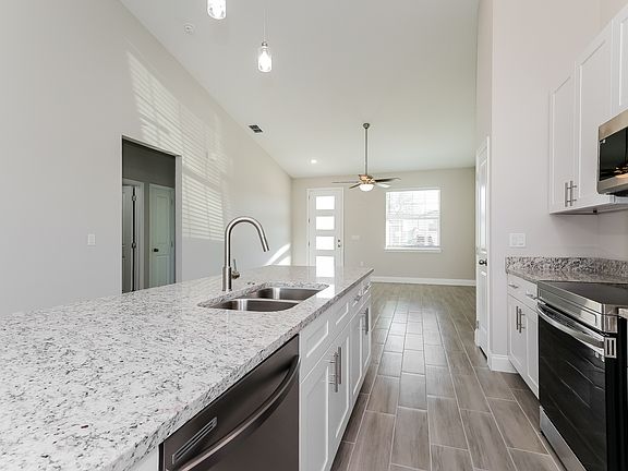 3rd image of 920 Derbyshire Dr