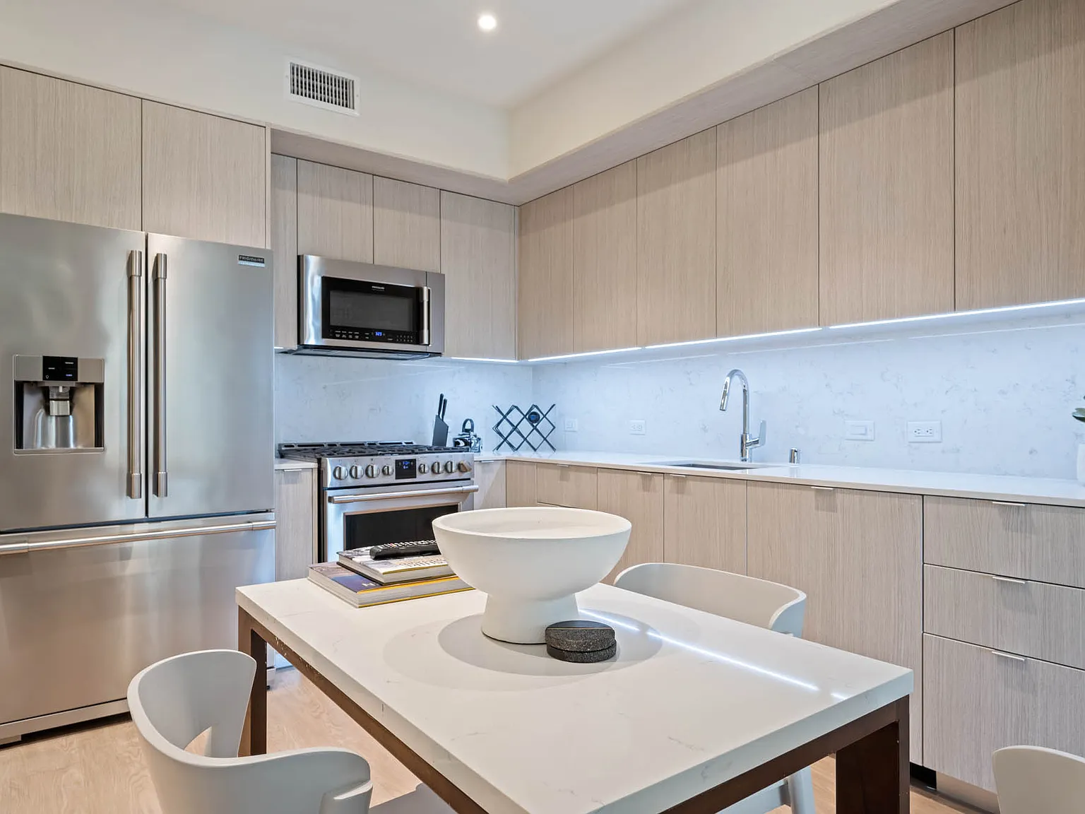 ~4 Weeks Free + $500 Off~ Fully Furnished Suite In Shared Living Space With Incredible Amenities ... — Photo 3