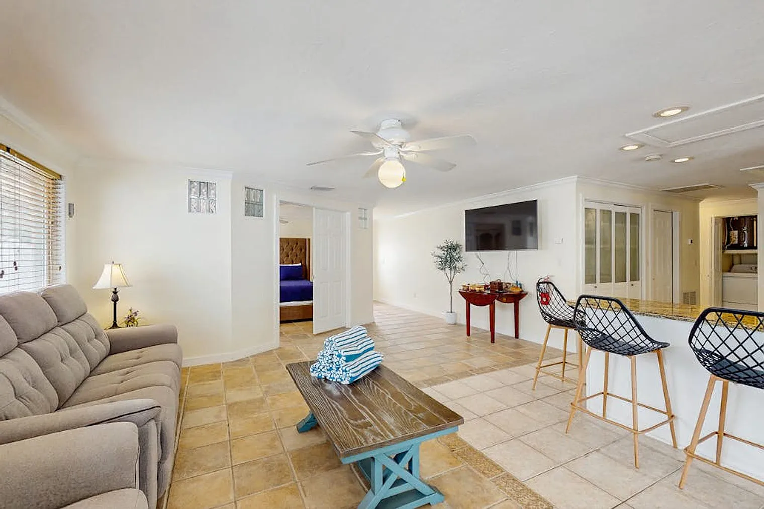 3 bed, 2.0 bath, 1689 sqft, $5,751 — Photo 2