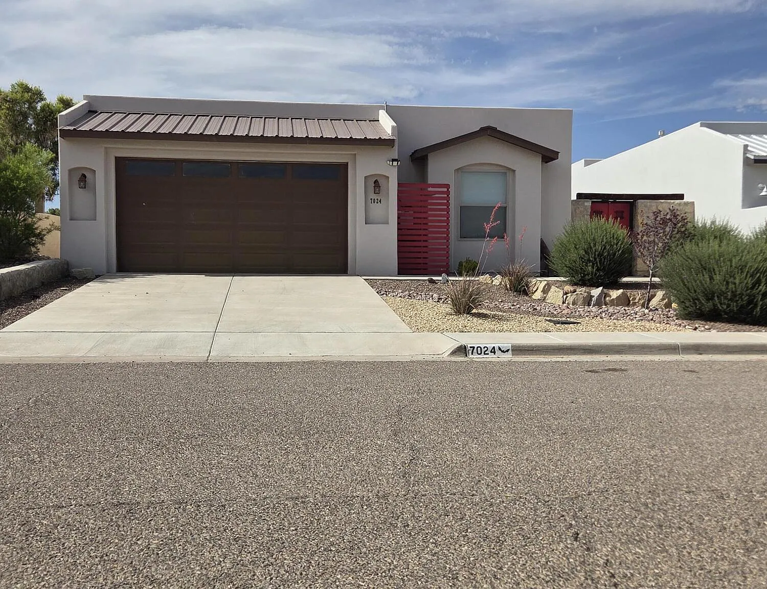 3 bed, 2.5 bath, 2070 sqft, $2,300 — Photo 2