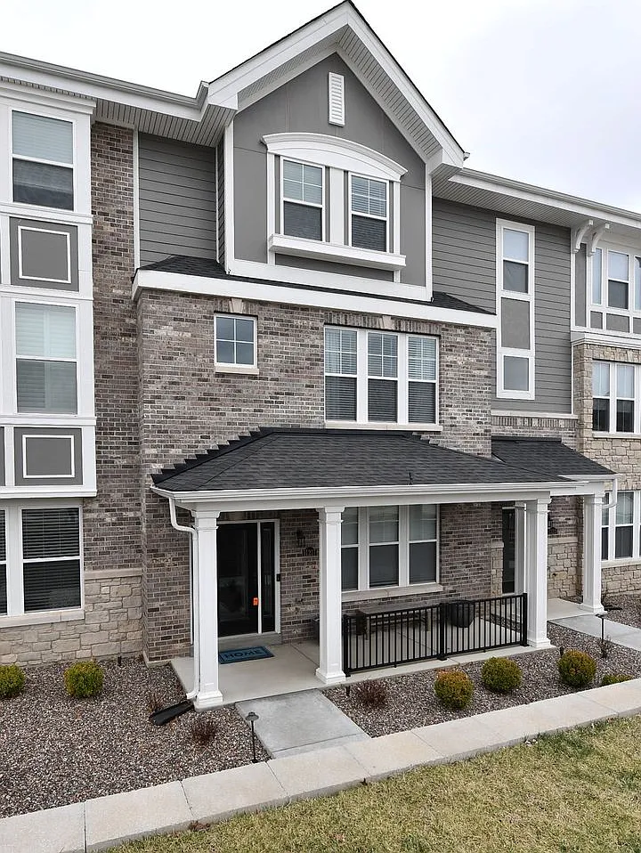 11217 Talamore Circle | Saint Louis 63131 — Photo 2