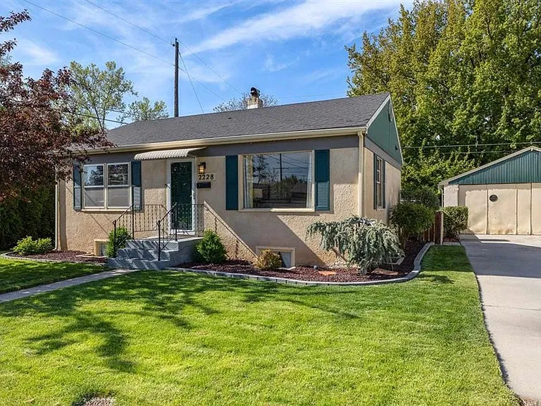 2228 W Frederic St — Photo 1