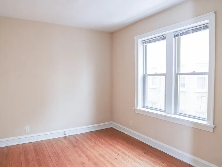 3948 W Roscoe St #2B — Photo 8