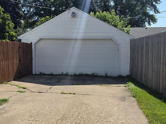 2nd image of 819 Park Pl