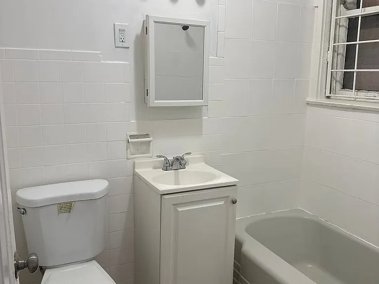 SPACIOUS 2 BEDROOM APARTMENTS AVAILABLE — Photo 39