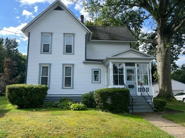 3 Burgess St, Silver Creek, NY 14136