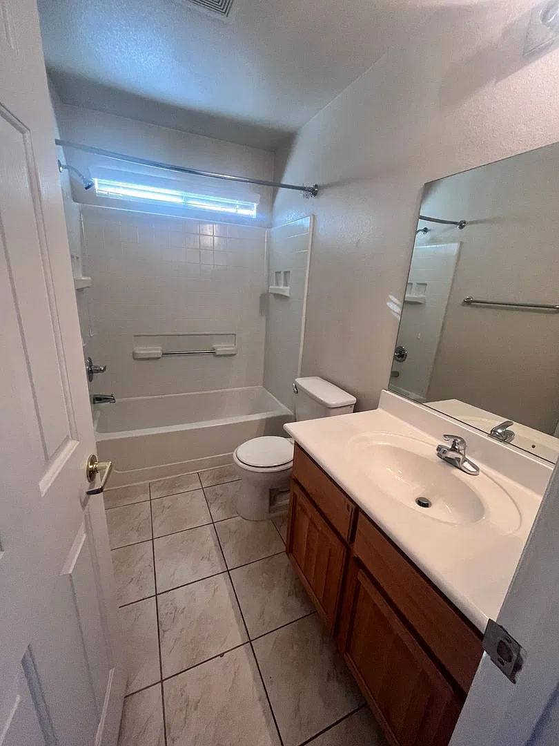 2 bed/2 bath condo in Aliante — Photo 4