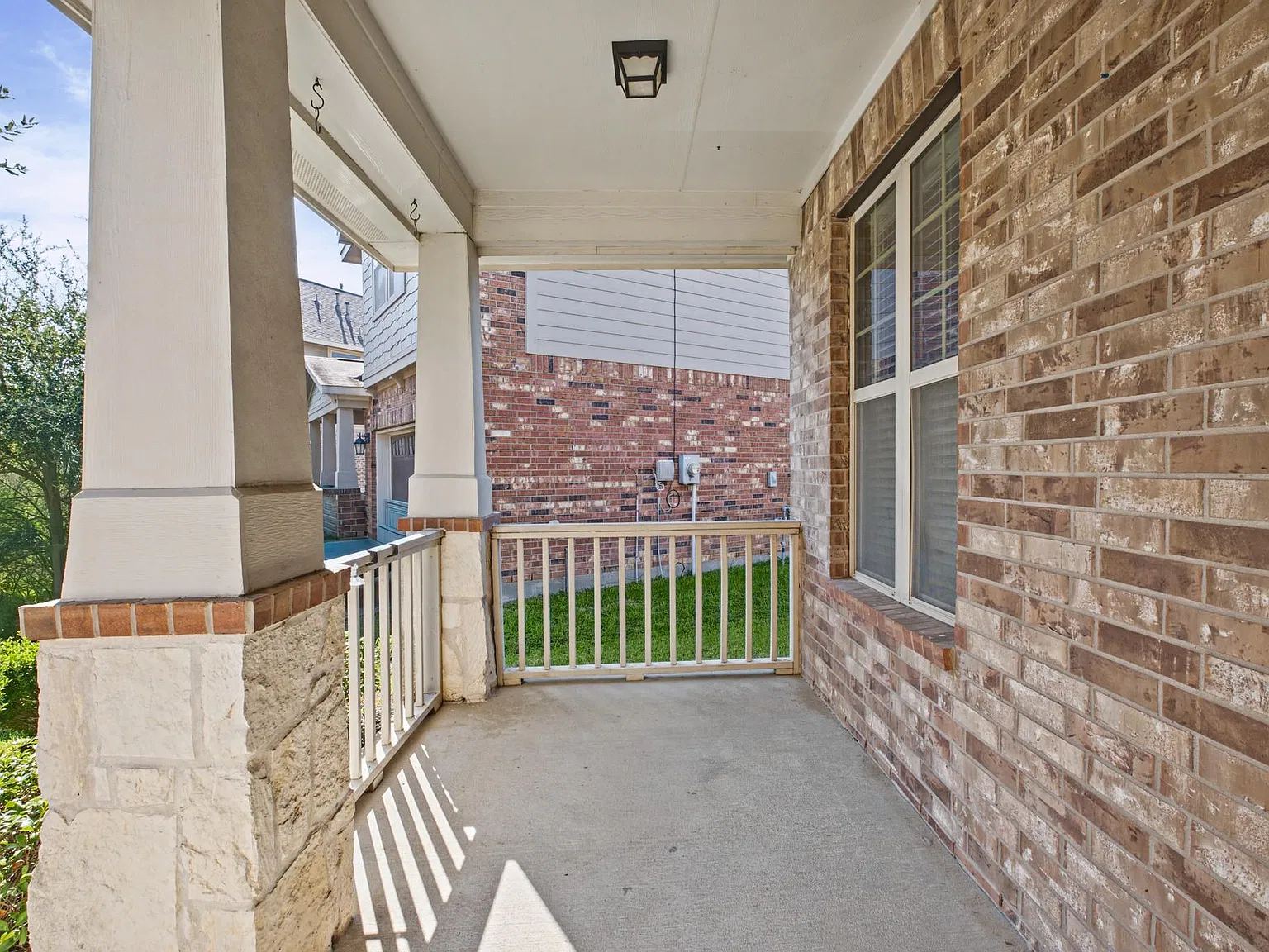 3 bed, 2.0 bath, 1822 sqft, $2,100 — Photo 3