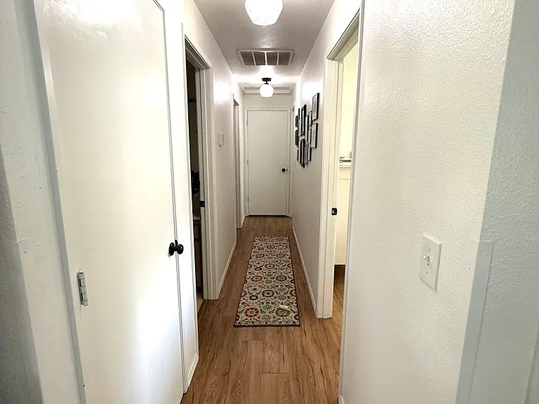 704 W 45th Pl — Photo 9