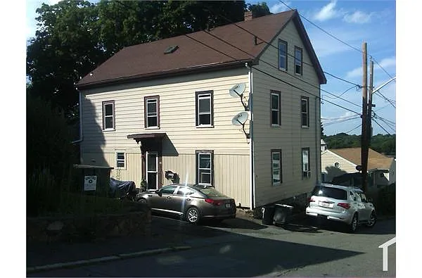 Building Photo - 19 Nichols St #3