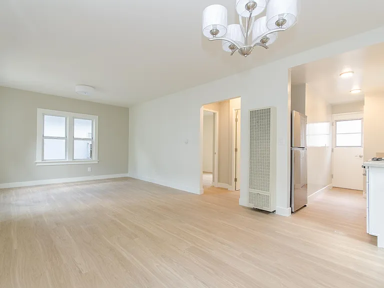 200-206 W Maple St #H — Photo 5