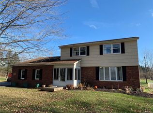 6955 Creekview Dr, Lockport, NY 14094