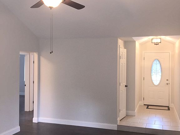 4th image of 2122 Redwood Dr