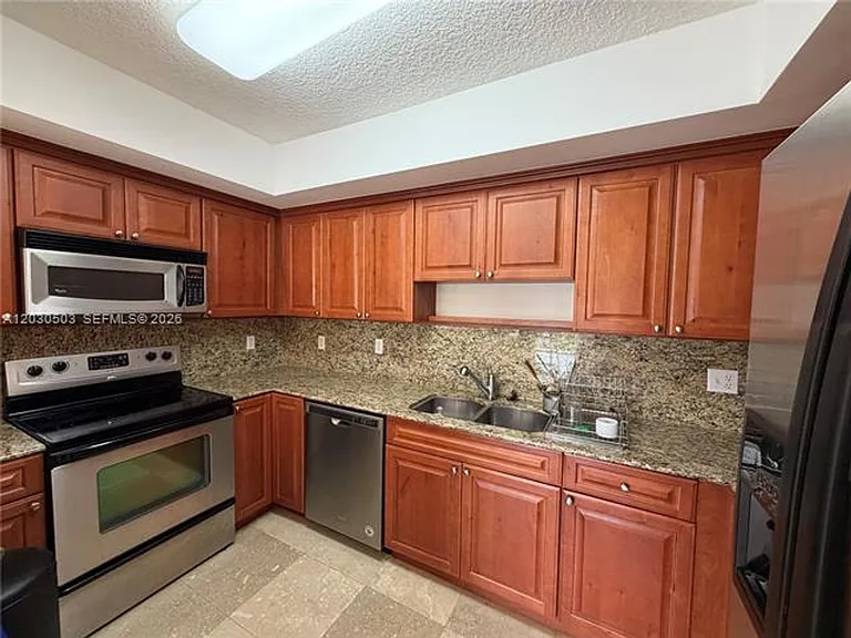 101 Sidonia Ave #402 — Photo 4