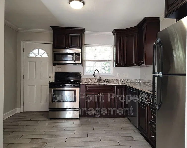 3 bed, 1.0 bath, 988 sqft, $1,995 — Photo 2