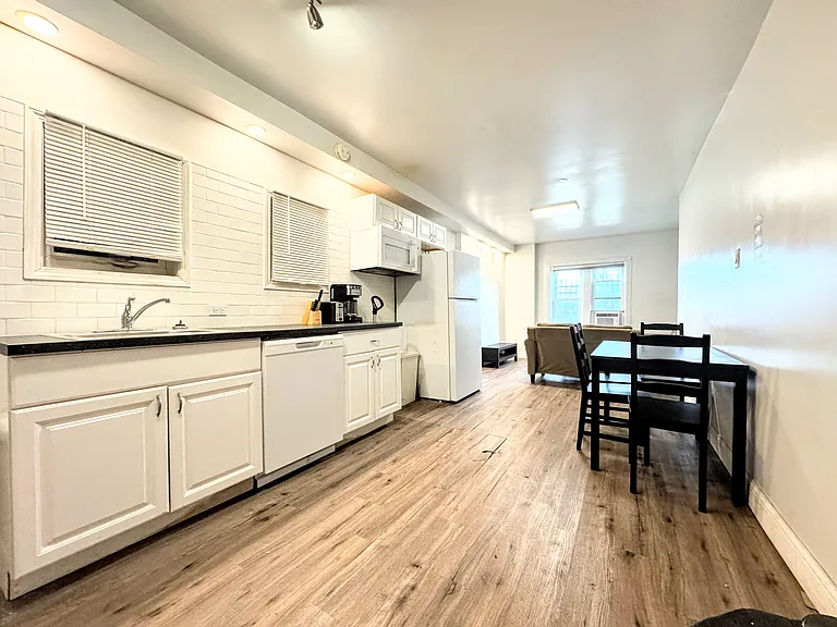 3948 W Congress Pkwy #G — Photo 2