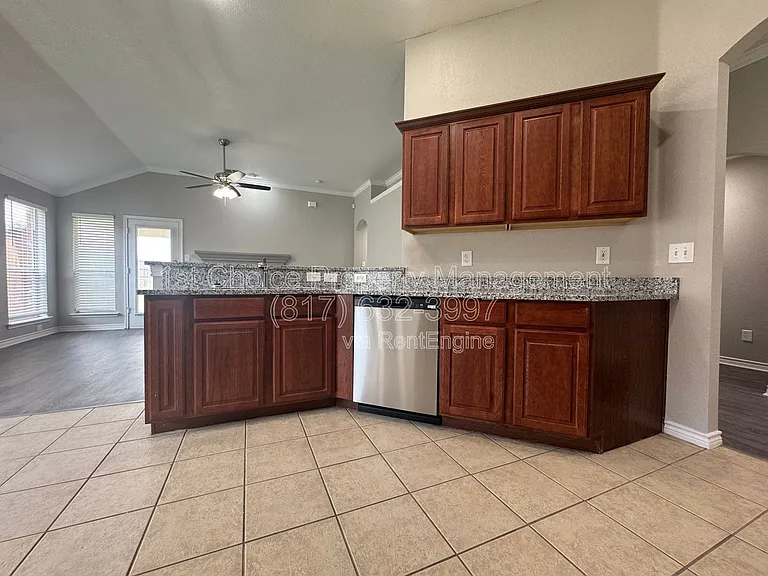 924 Marist Dr — Photo 6