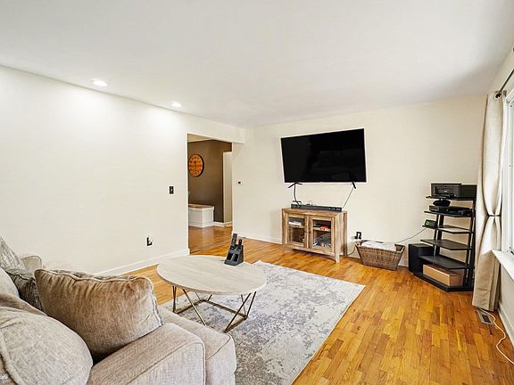 5th image of 1384 Williamsburg Rd